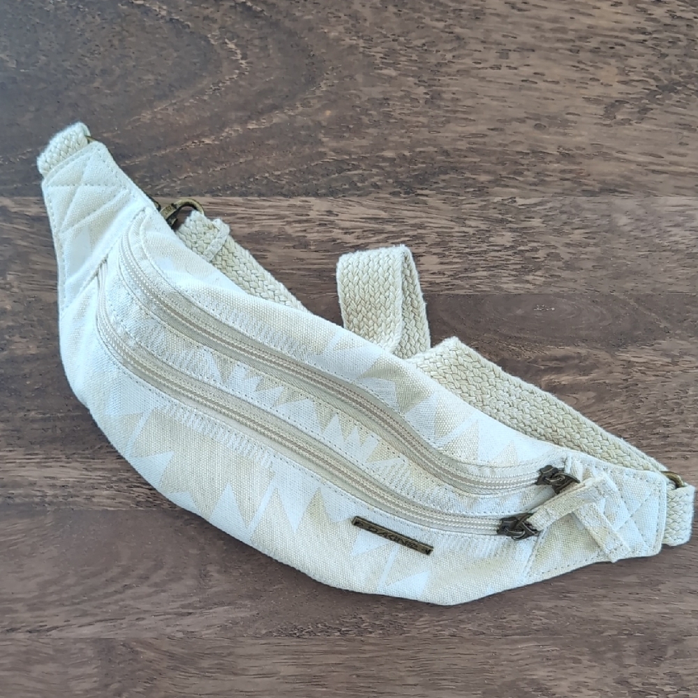 Dakine Cream Quilted Waist Bag